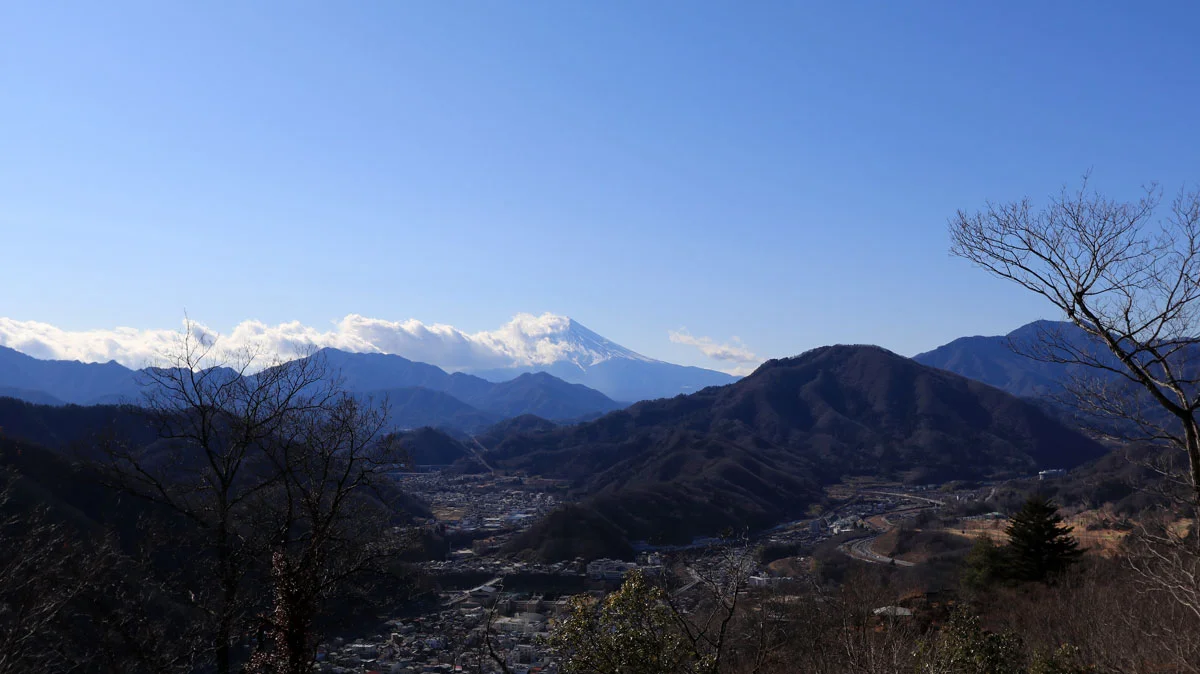 雲がかかる富士山