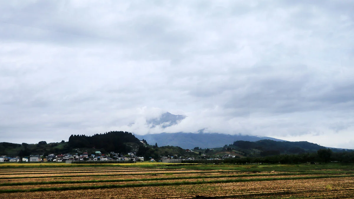 雲をかぶった岩木山