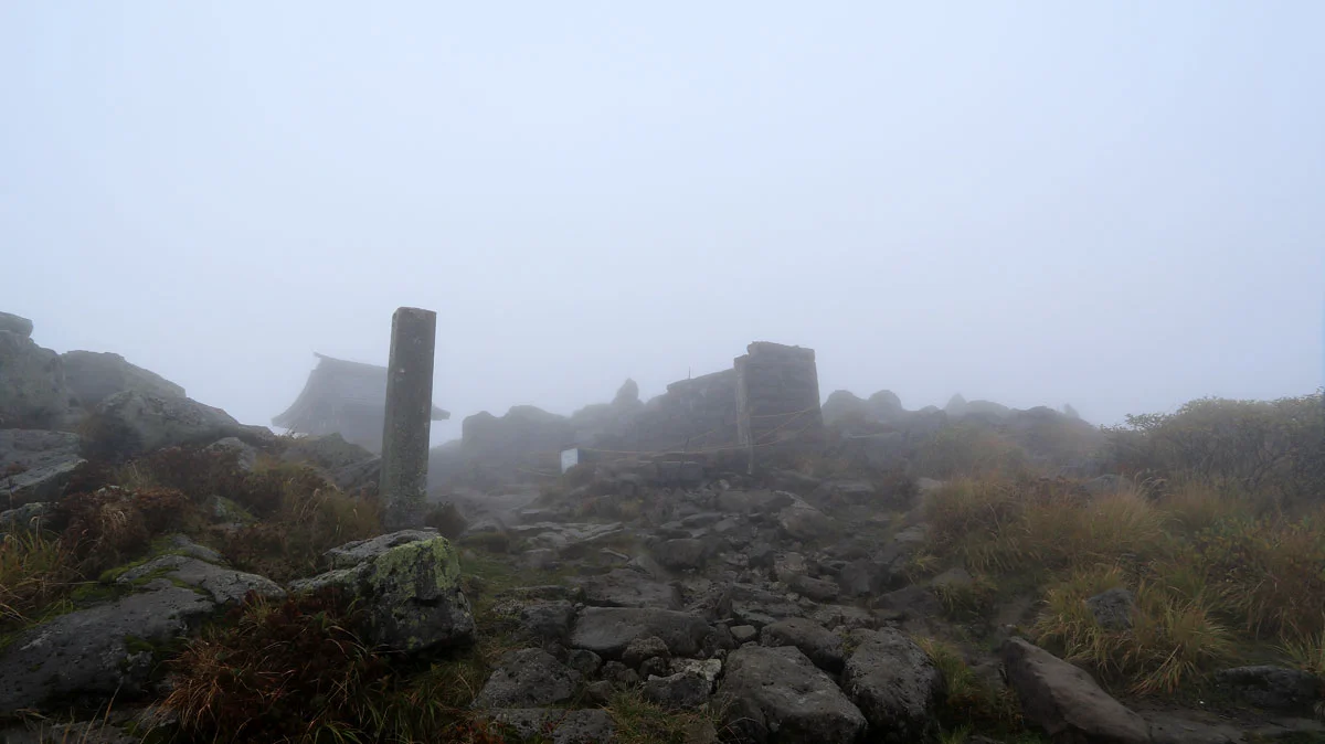 濃霧の岩木山頂