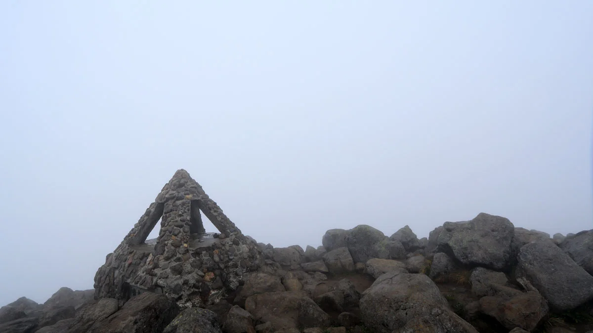 視界ゼロの岩木山頂