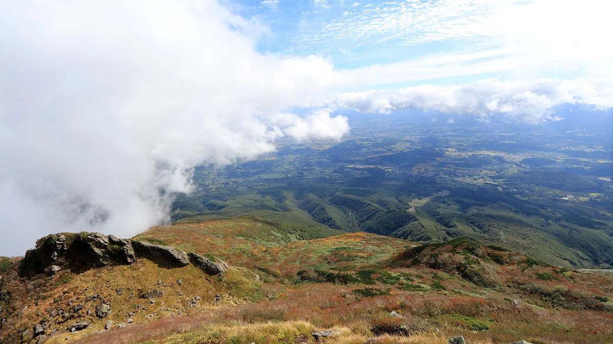 岩木山の山頂から東南方面の展望