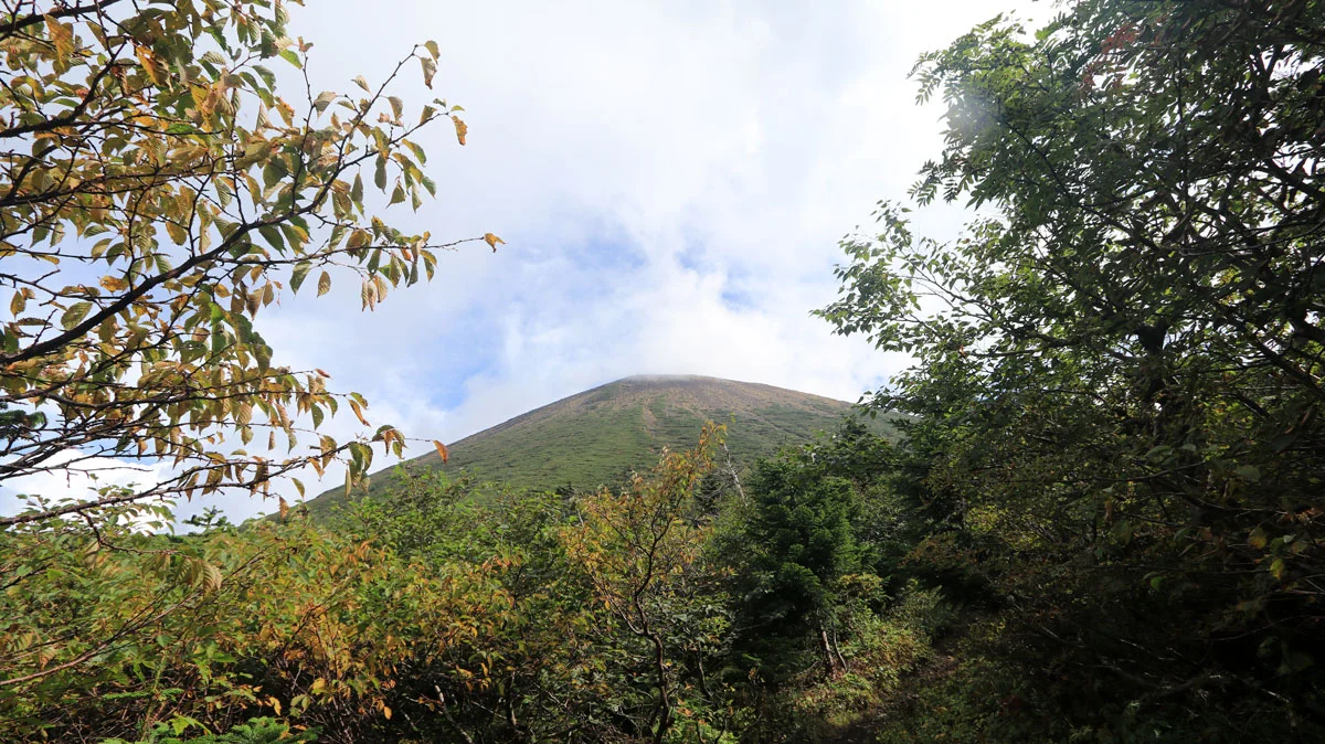 霧が晴れた岩手山の山頂