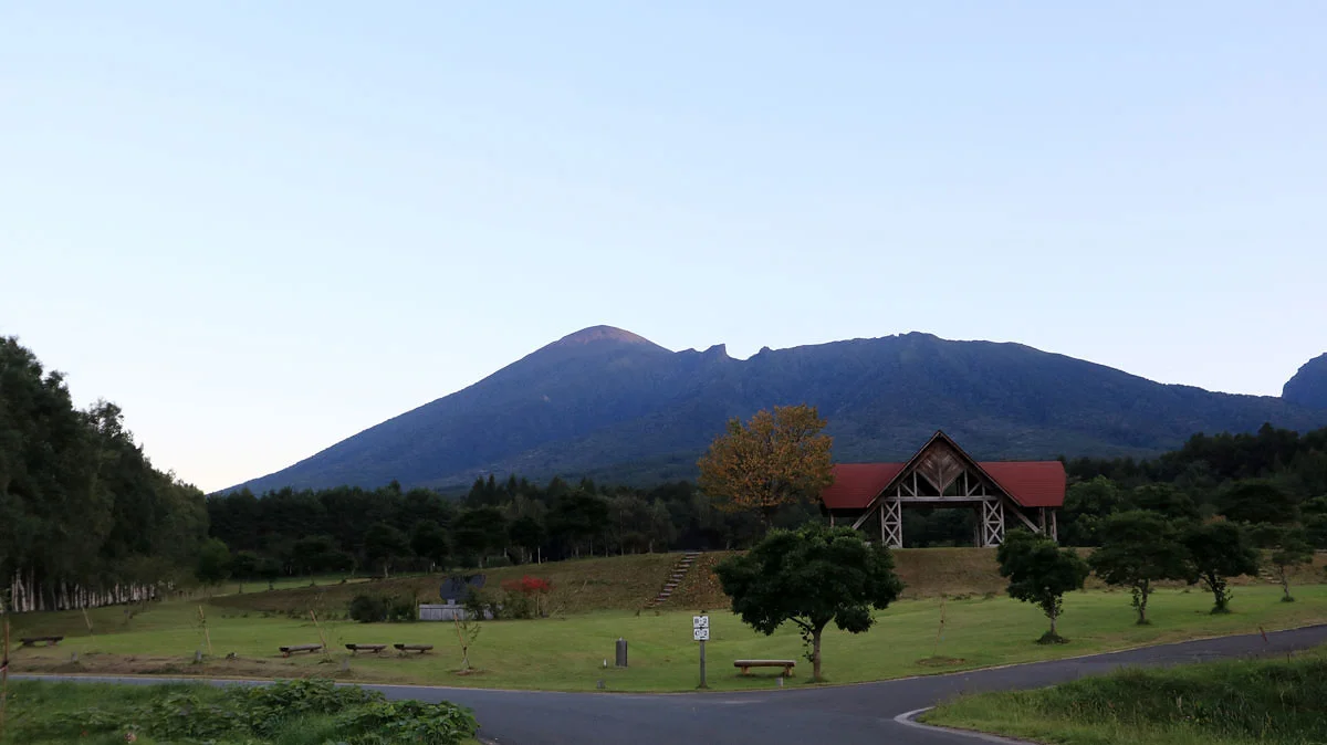 八幡平温泉郷から見た岩手山