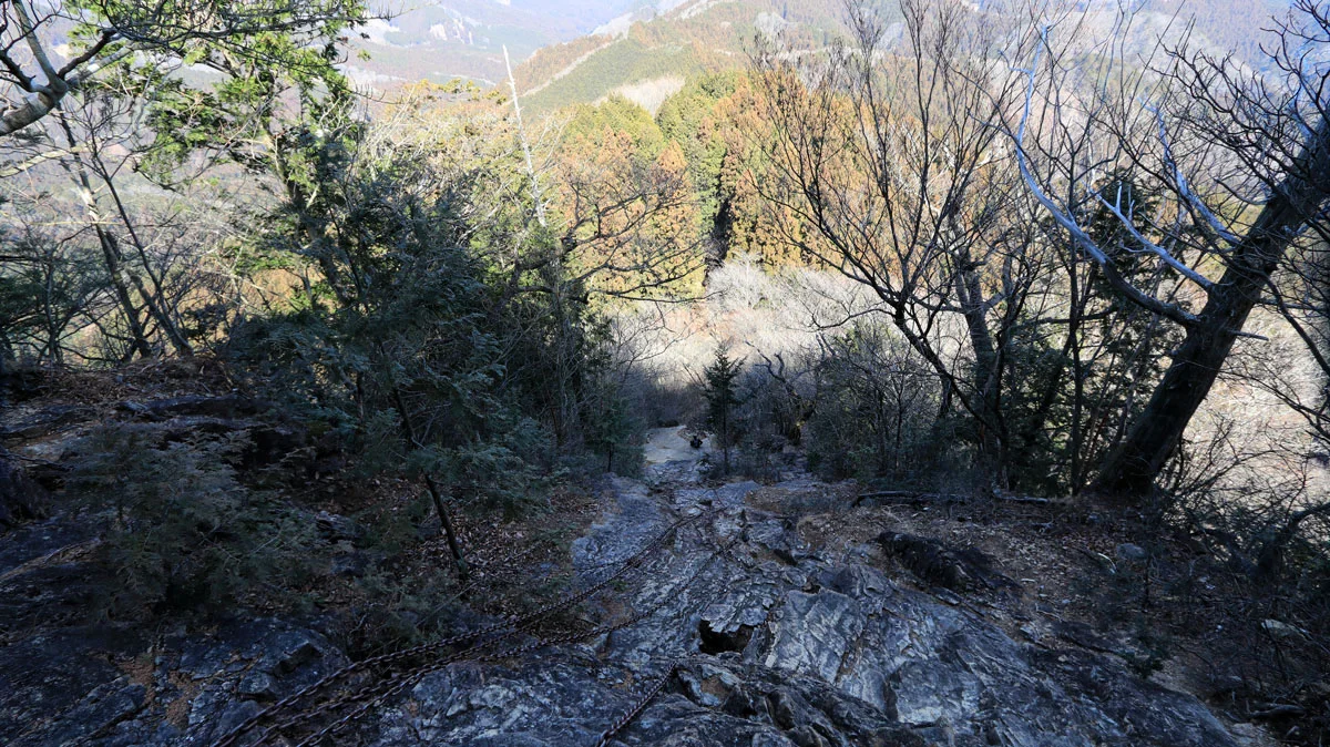 上から撮影した伊豆ヶ岳2本目の鎖場