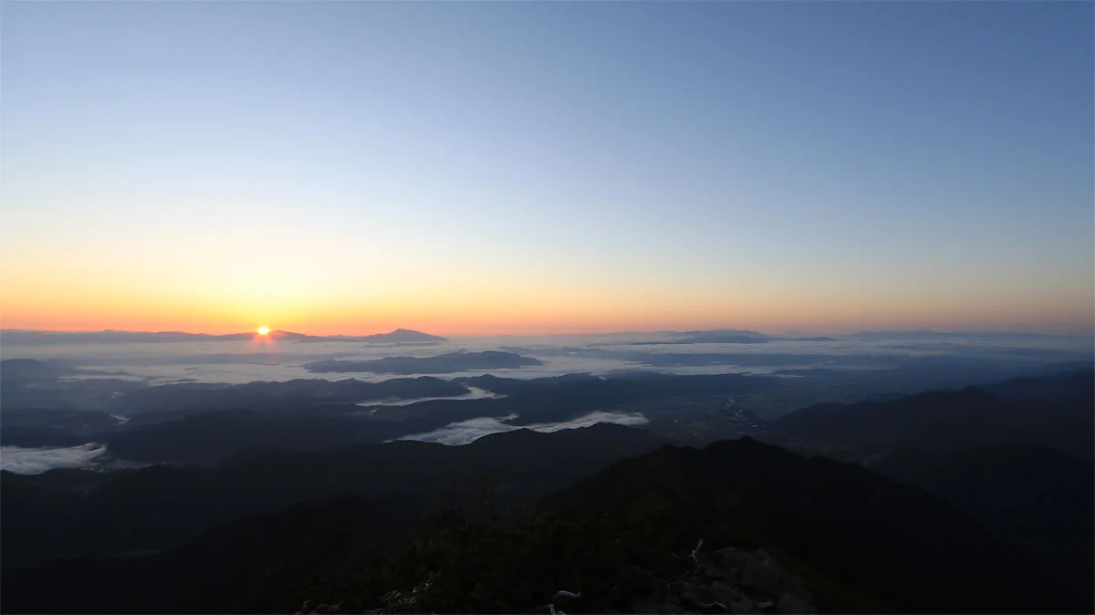 右下に長野県大町市街地