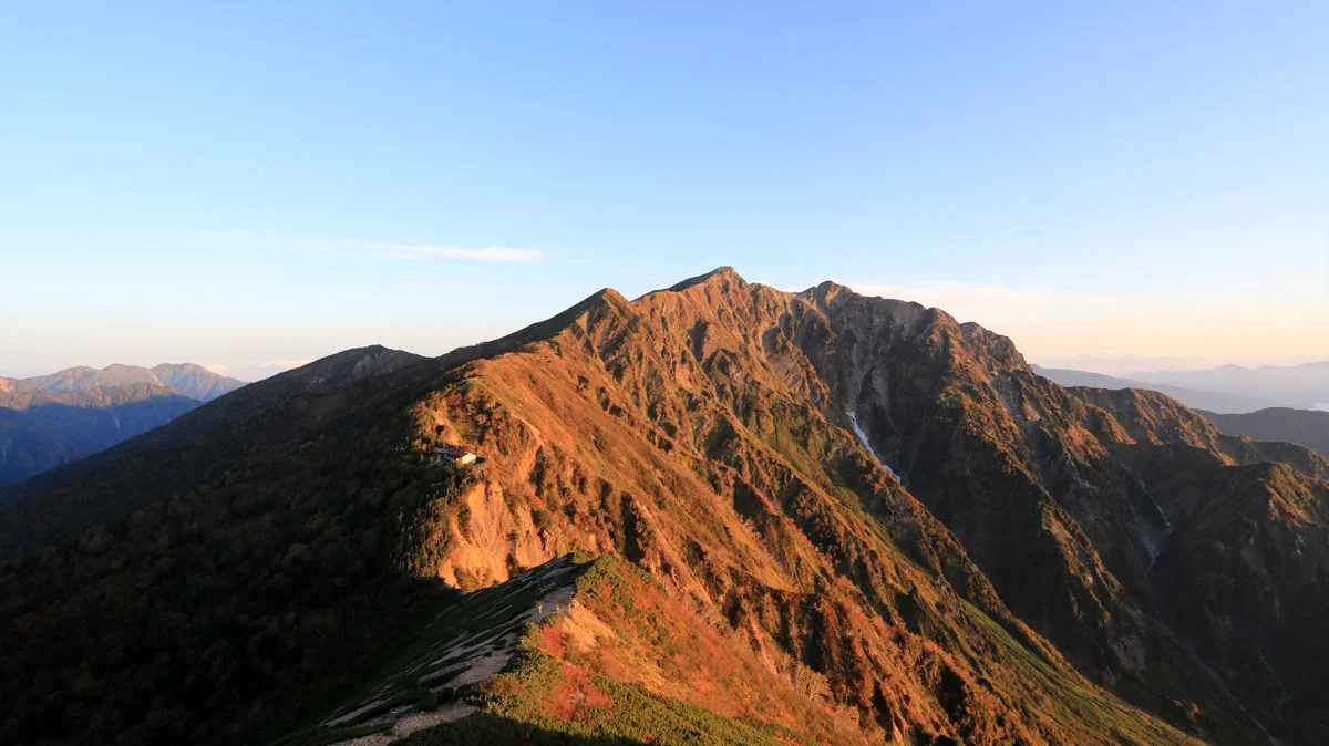 冷池山荘の後ろに鹿島槍ヶ岳