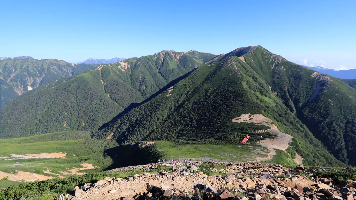 常念岳から見た常念小屋方面