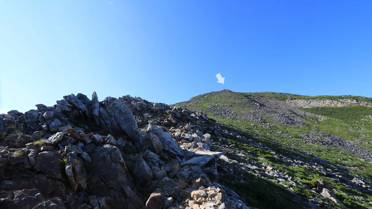 正面奥に常念岳の山頂ピーク