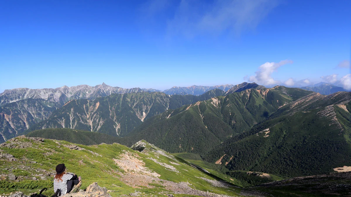 左に穂高連峰、右に常念山脈がある展望