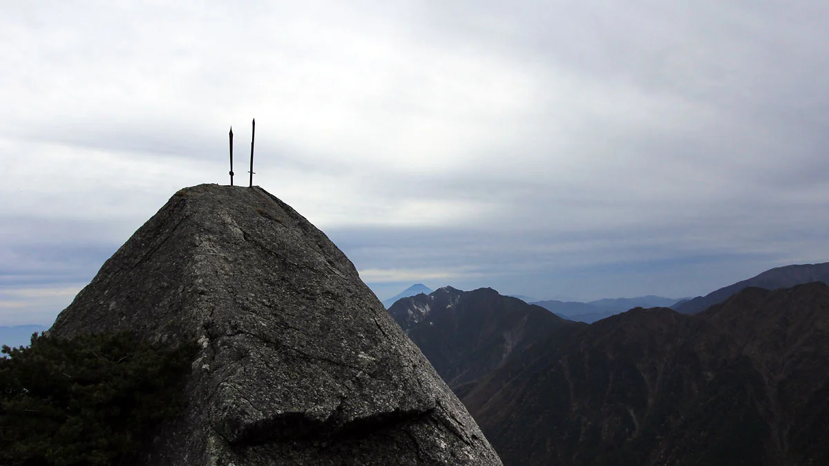 2本の剣が刺さる大岩