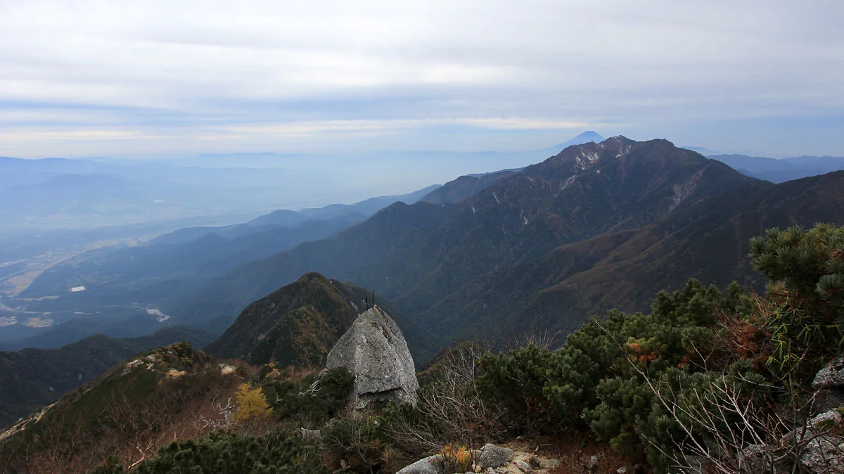 2本の剣が刺さる大岩と鳳凰三山と富士山