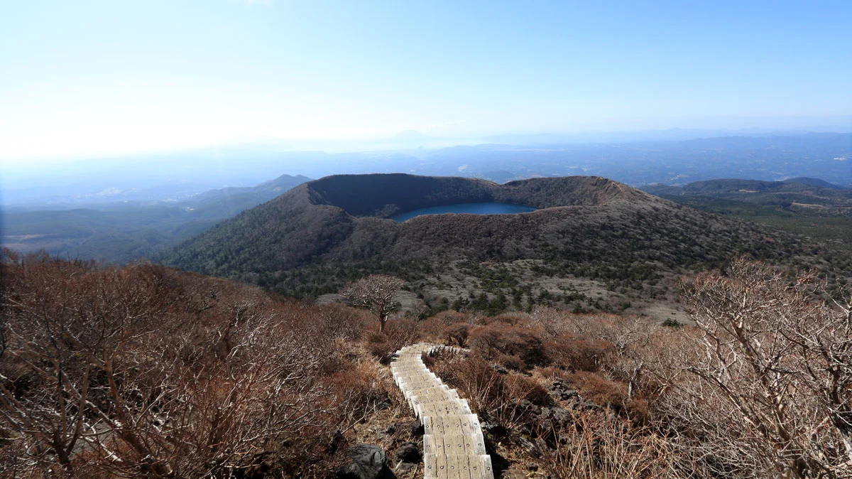大浪池まで続く木の階段