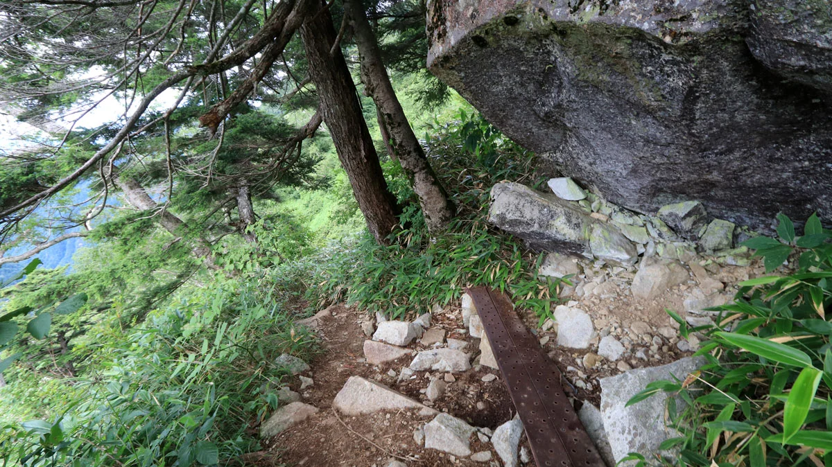 大岩の傍らにあるベンチ