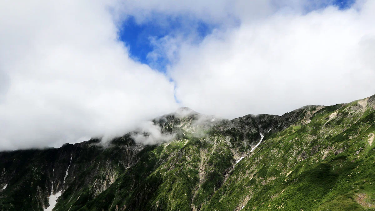 雲の隙間から見える笠ヶ岳の山頂