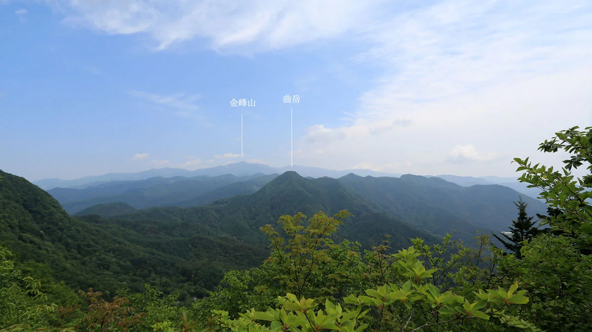 隣の曲岳、遠くに金峰山