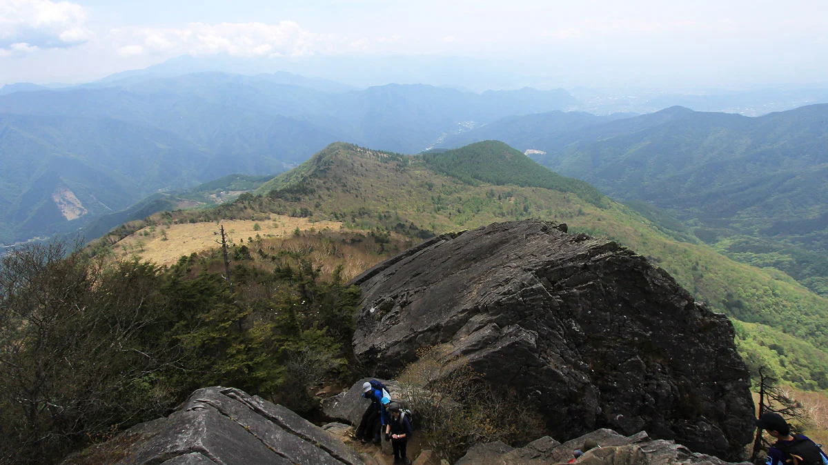 正面に髭剃岩、遠くに国師ヶ原高原