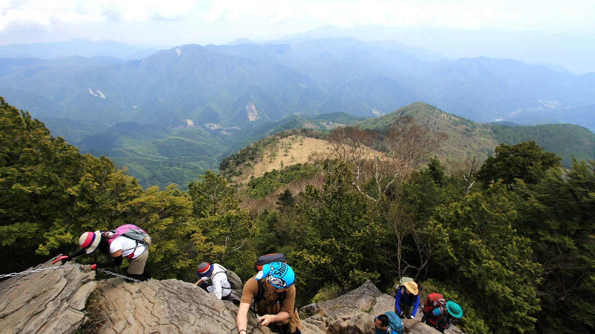 カミナリ岩の鎖場