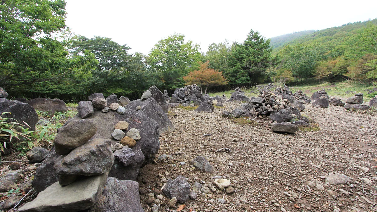 石積みのある開けた場所