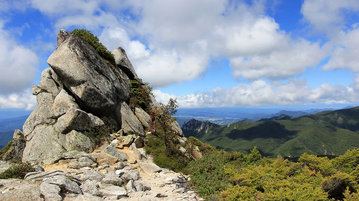 山頂手前にある岩