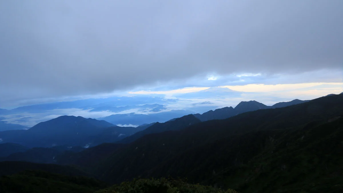 朝靄の中に現れた御嶽山