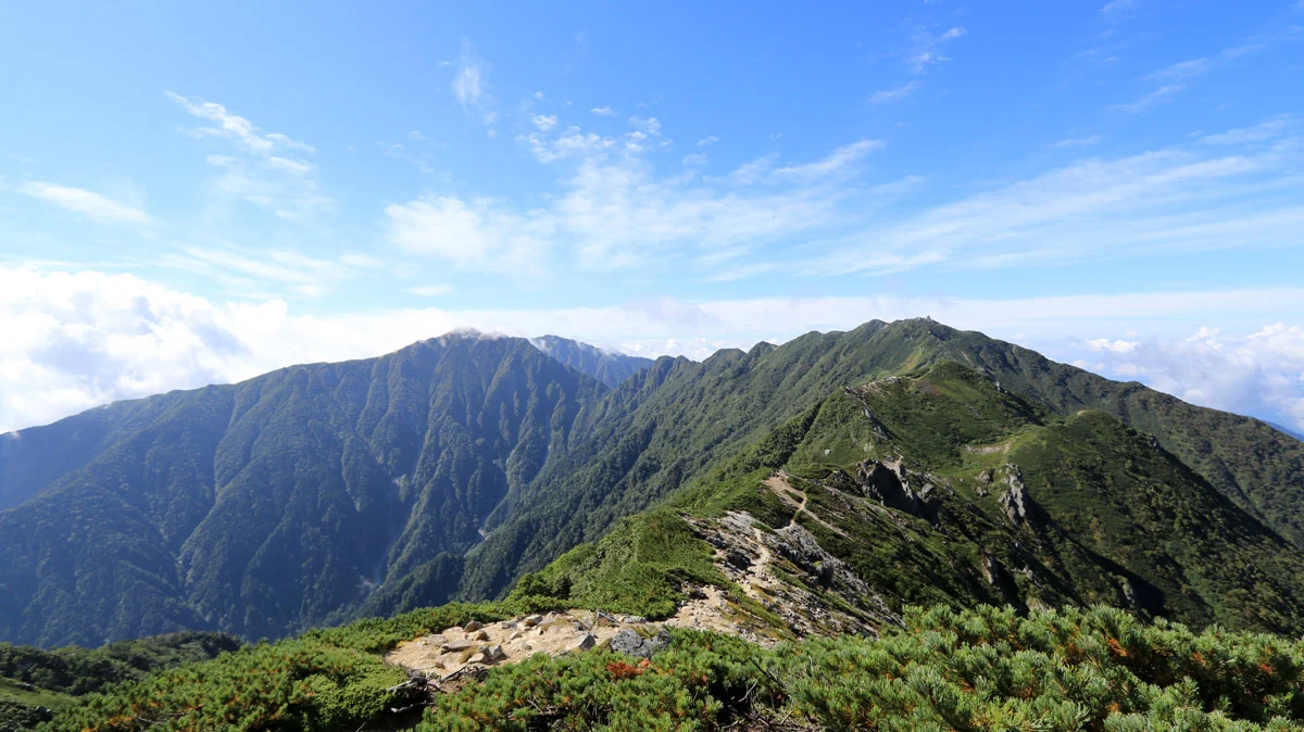 左奥に山塊が空木岳