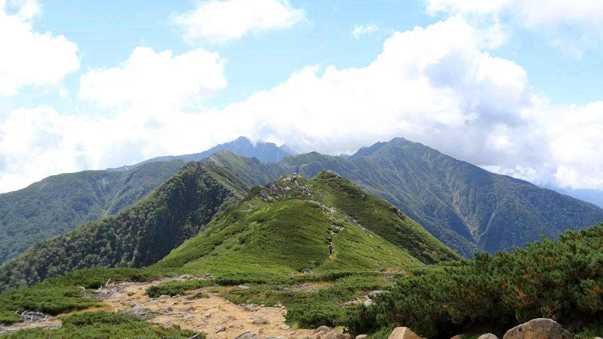これまで歩いてきた空木岳までの稜線