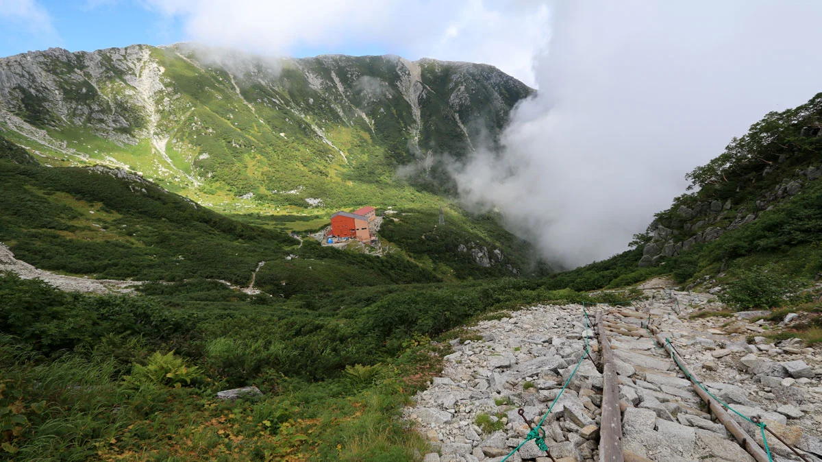正面奥に駒ヶ岳ロープウェイ千畳敷駅