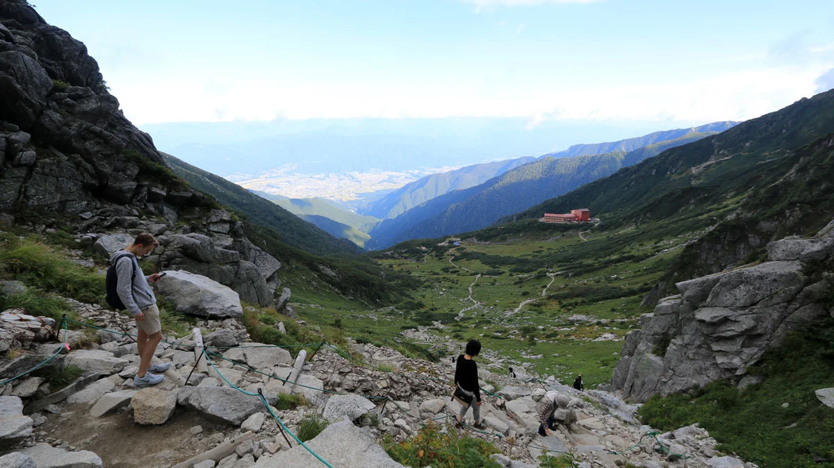 千畳敷登山道から見た千畳敷カールと伊那市街地