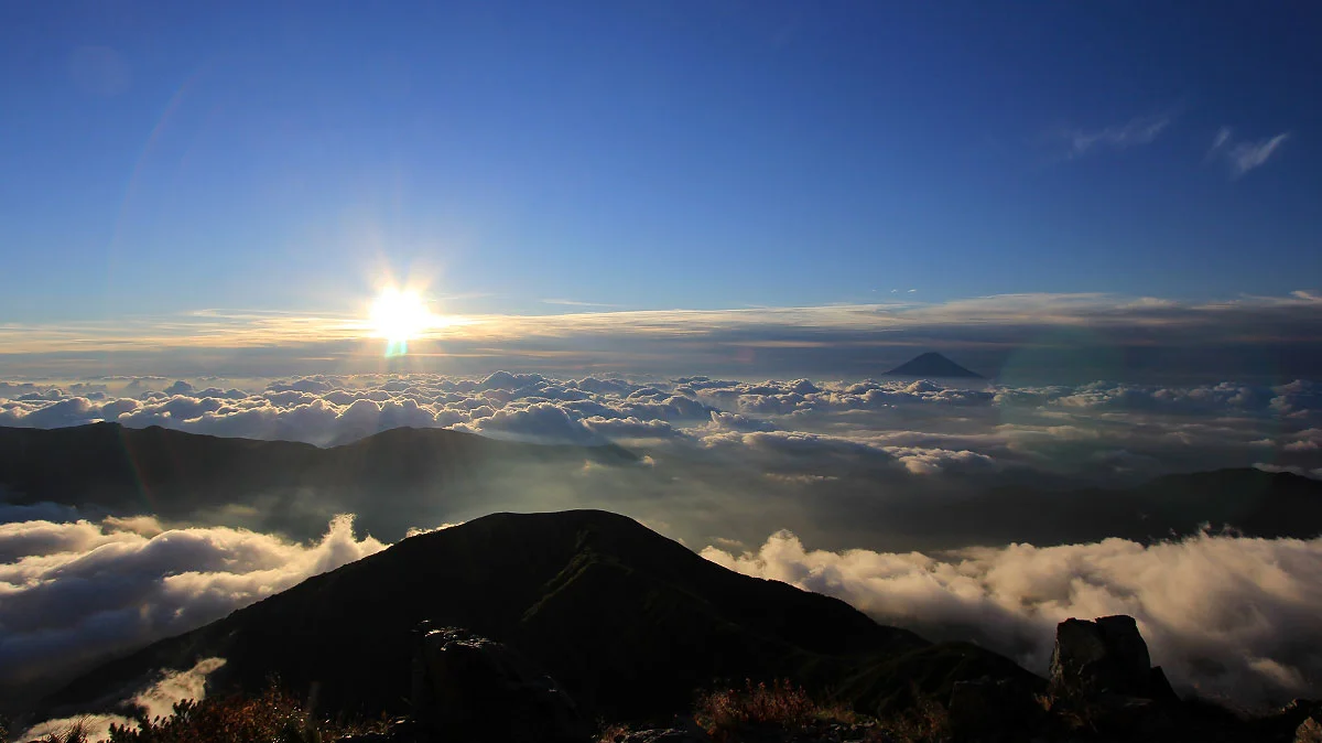 北岳山頂からの朝日