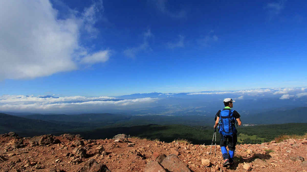 正面遠くに中央アルプス