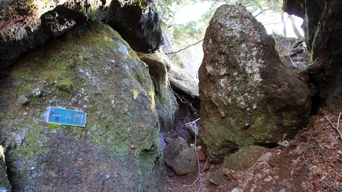 一の門 かえるの番人