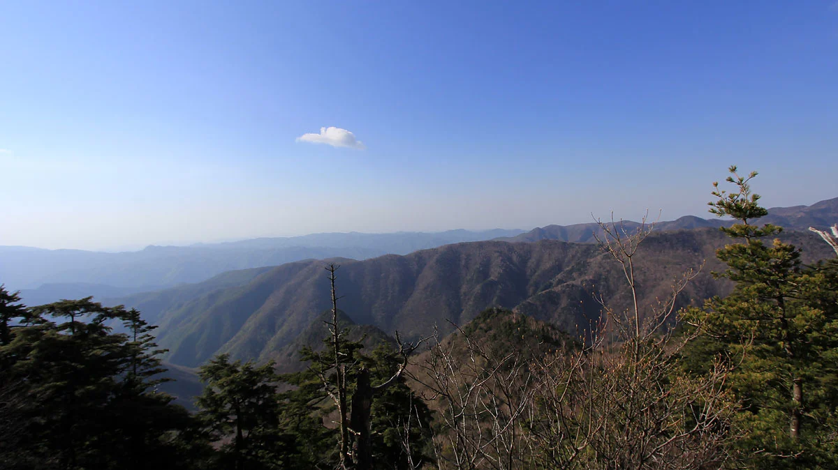 遠くの小法師尾根を見下ろす展望