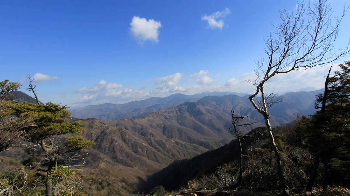 皇海山の北に伸びる尾根
