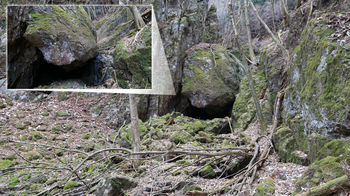 岸壁に挟まれた大きな丸岩