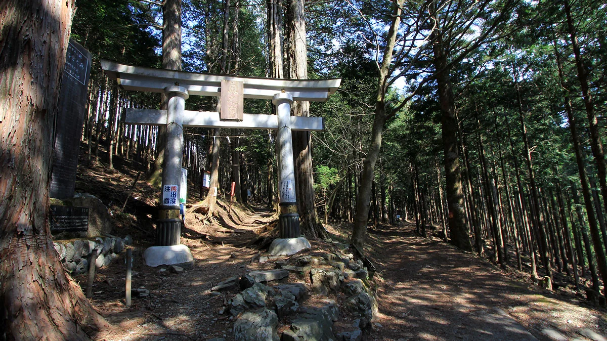 三峰コース登山口