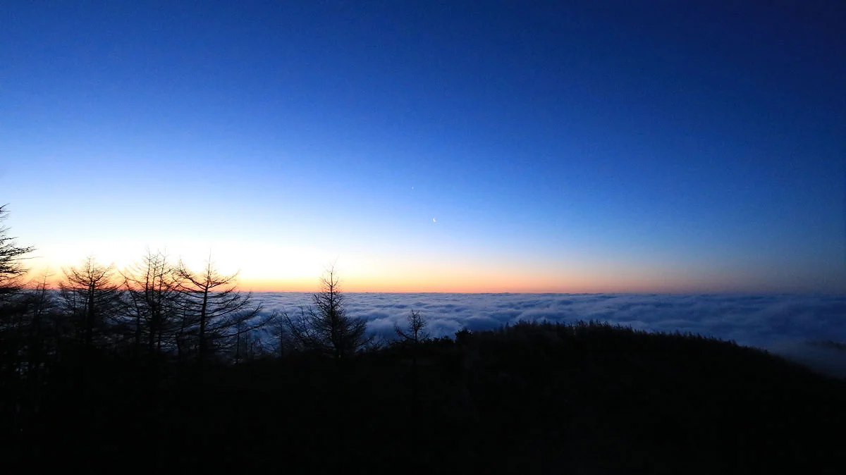 空と雲の境界線が赤く染まり始める