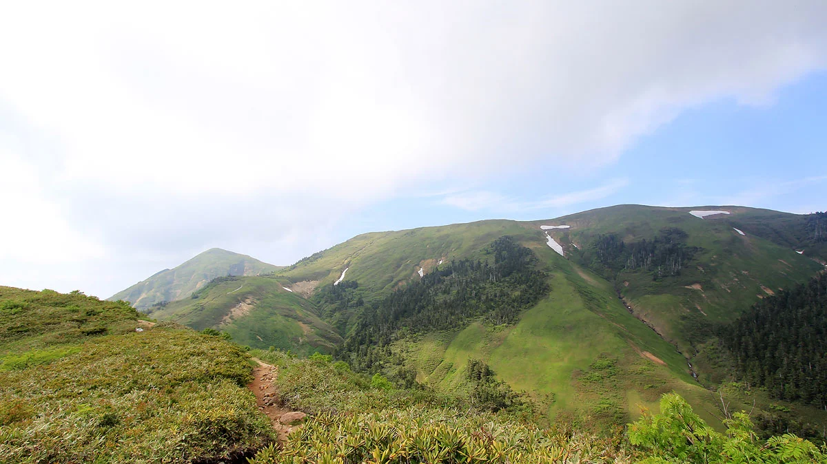 割引岳、御機屋、巻機山本峰までが一望できる景色