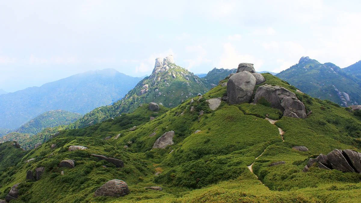 手前に見えるのが栗生岳