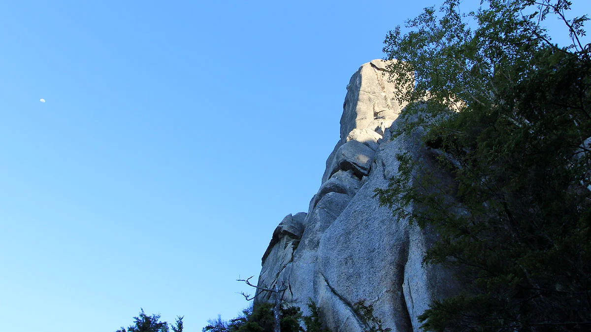 朝月とヤスリ岩