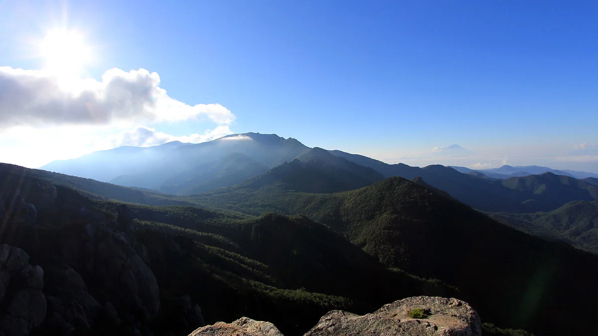 金峰山と右奥が富士山