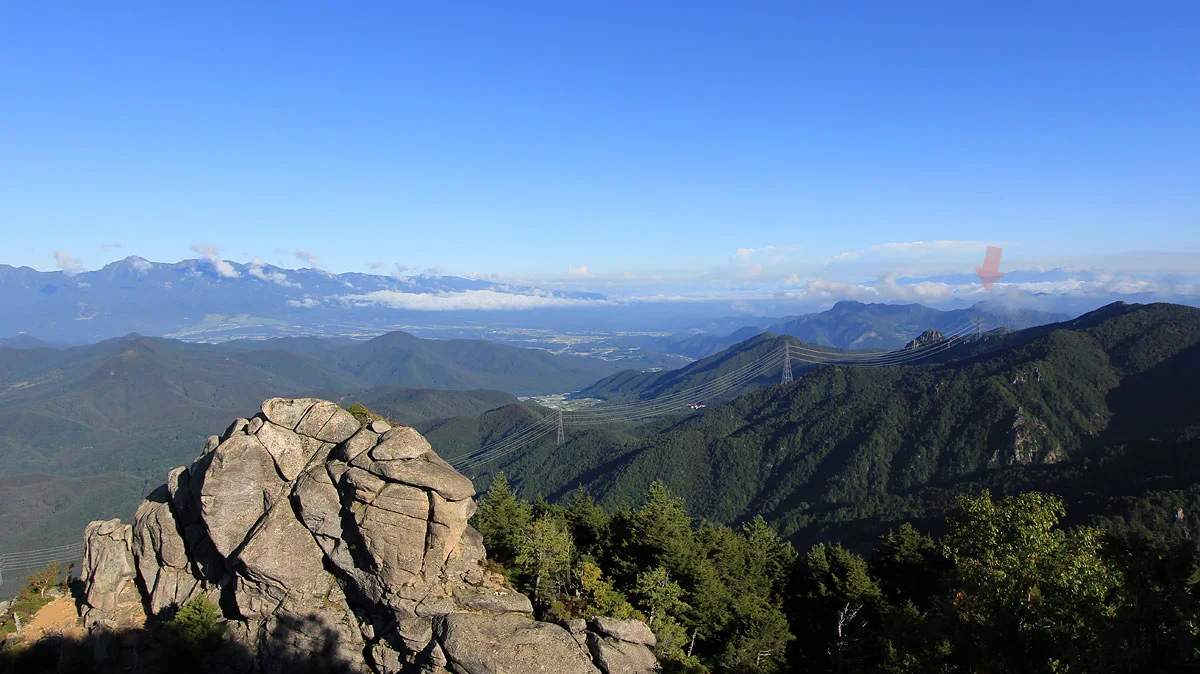 高原野菜畑と日本二百名山「御座山」