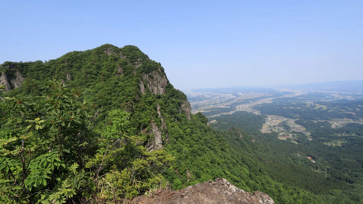 バラ尾根ピークから見た相馬岳