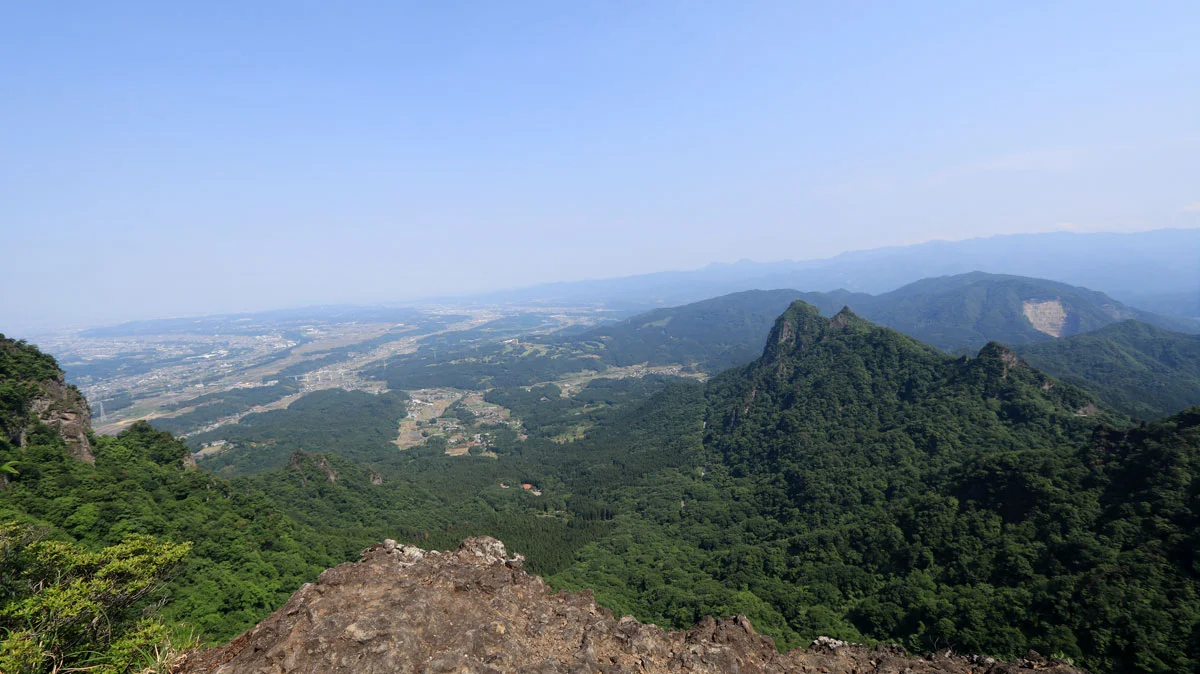 バラ尾根ピークから市街地方面の展望