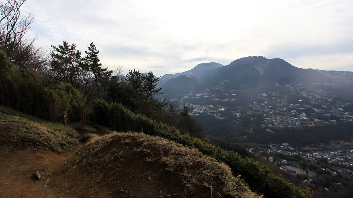 右奥に日本三百名山の箱根山