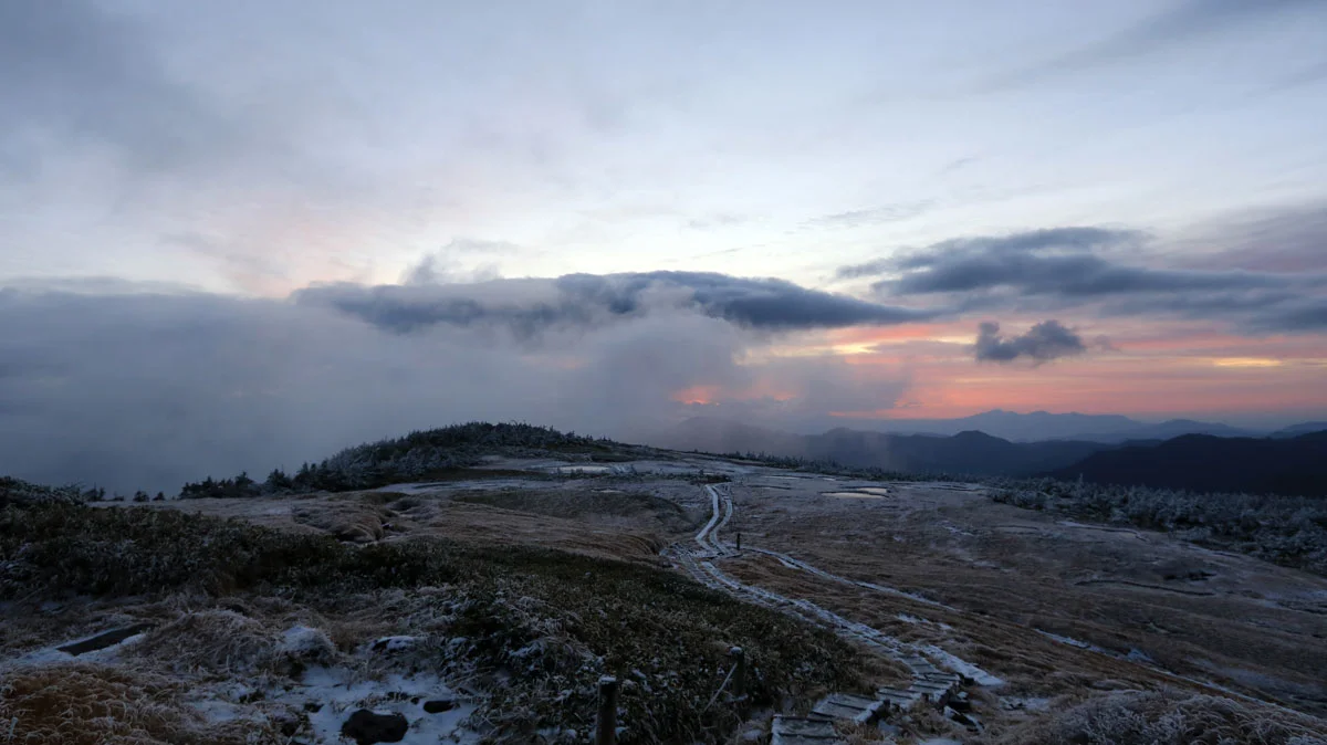 苗場山頂の夜明け