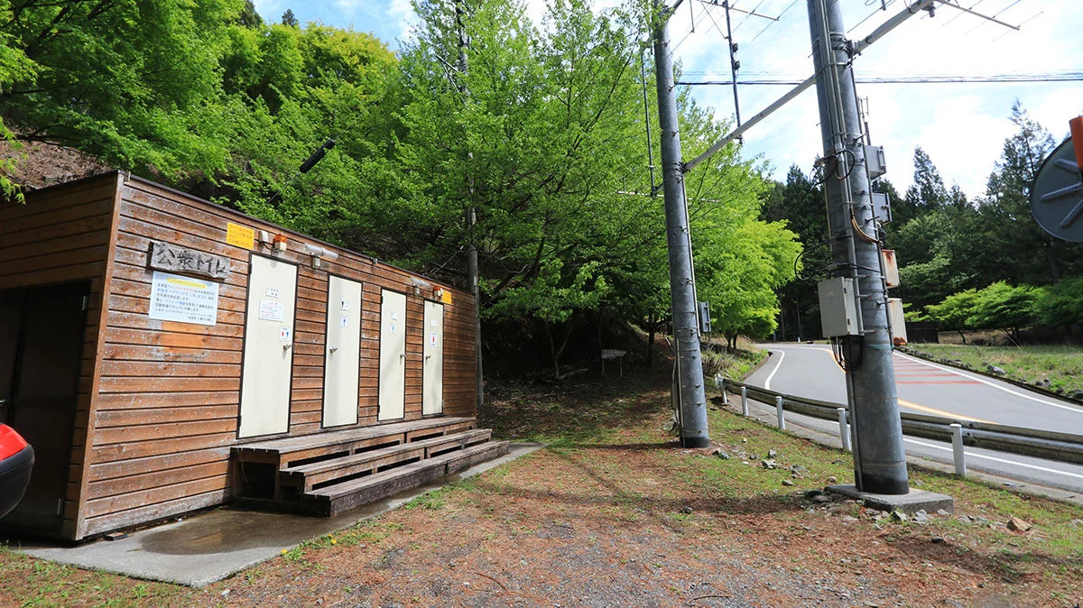 鶴峠バス停のトイレ