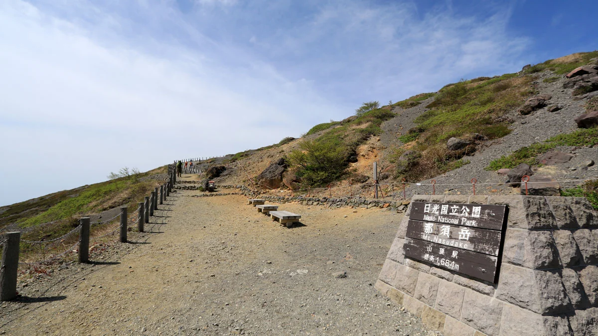 那須ロープウェイ山頂駅前の道