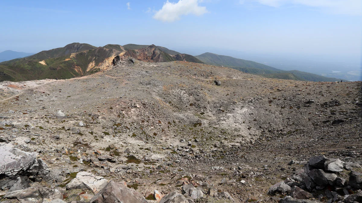 茶臼岳の噴火口跡