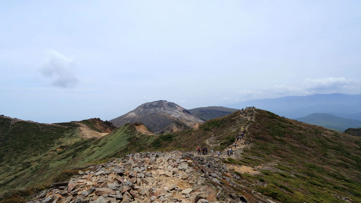 1,900mの小ピークから朝日岳方面の展望