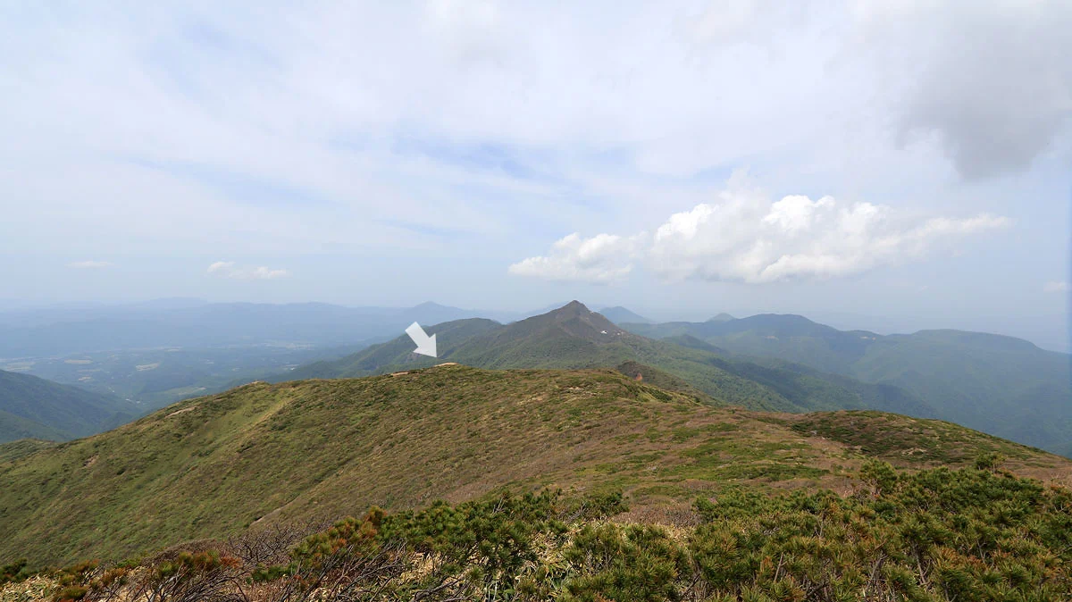 正面奥の山が甲子山